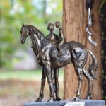 Sculptuur "Confidence" - Moeder & kind met paard - bronskleurige steenlook