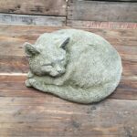 Betonnen tuinbeeld - dromende kat / poes