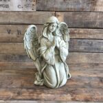 Biddende engel - Betonnen tuinbeeld