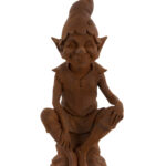 Kabouter Pixie op steen - roest - tuinbeeld