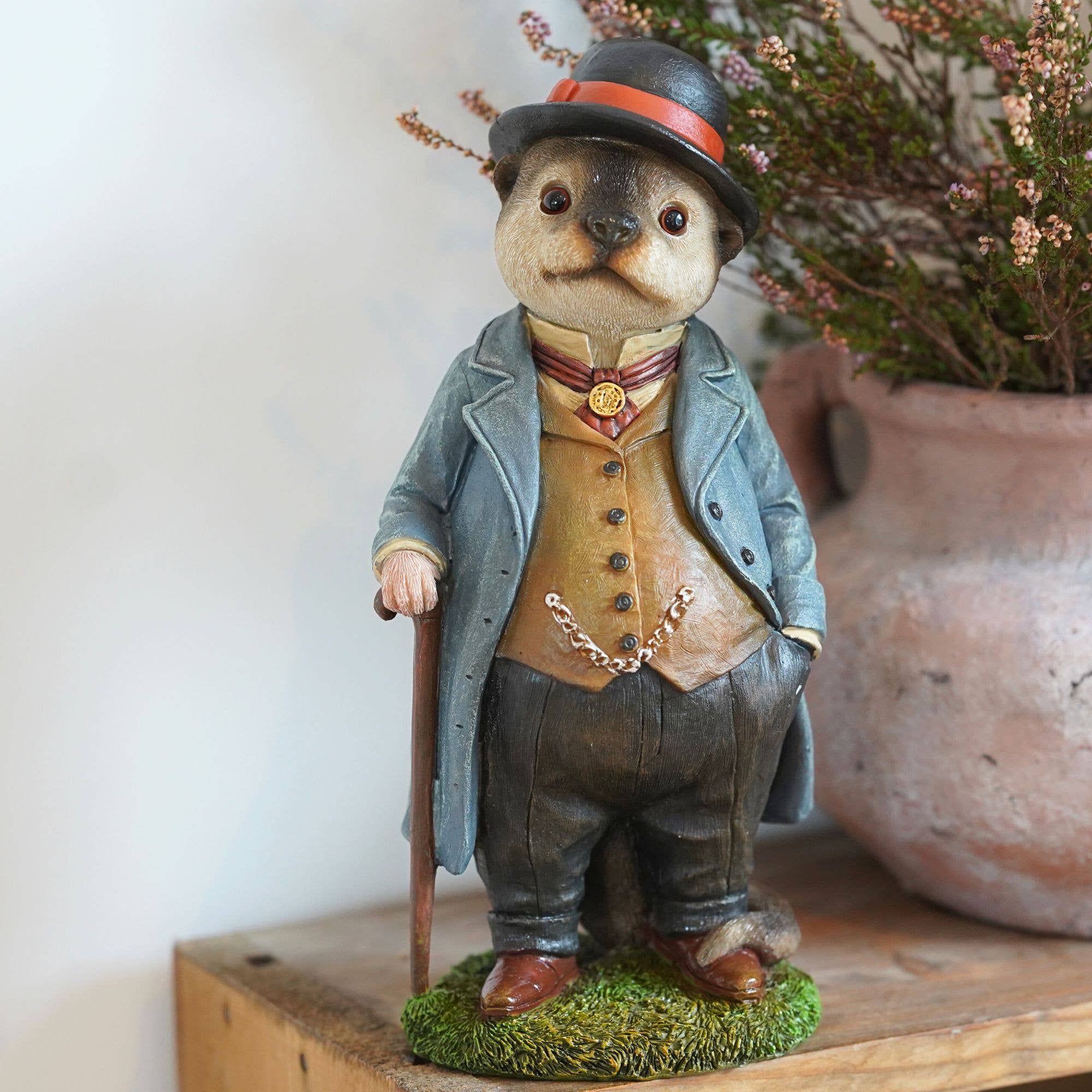 31f4ca612a7c563fee22d46be2b45d8f9713e499251a12953ff98297bce8c1eb.jpeg Otter in kostuum - Afbeelding 1